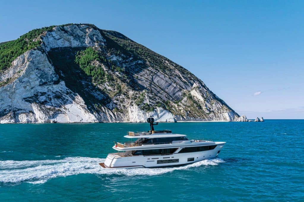 Custom Line Navetta 30