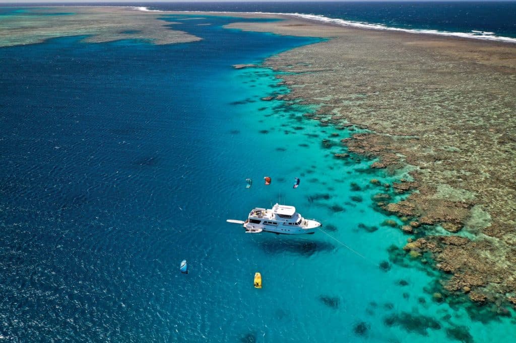 Aroona yacht kitesurfing