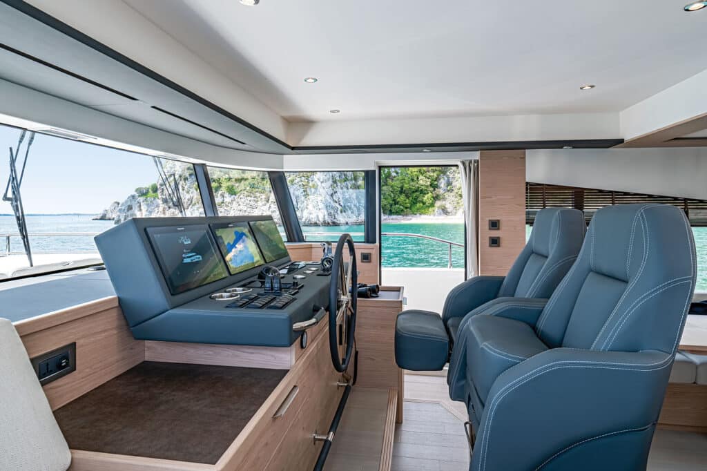 Beneteau Grand Trawler 62 helm