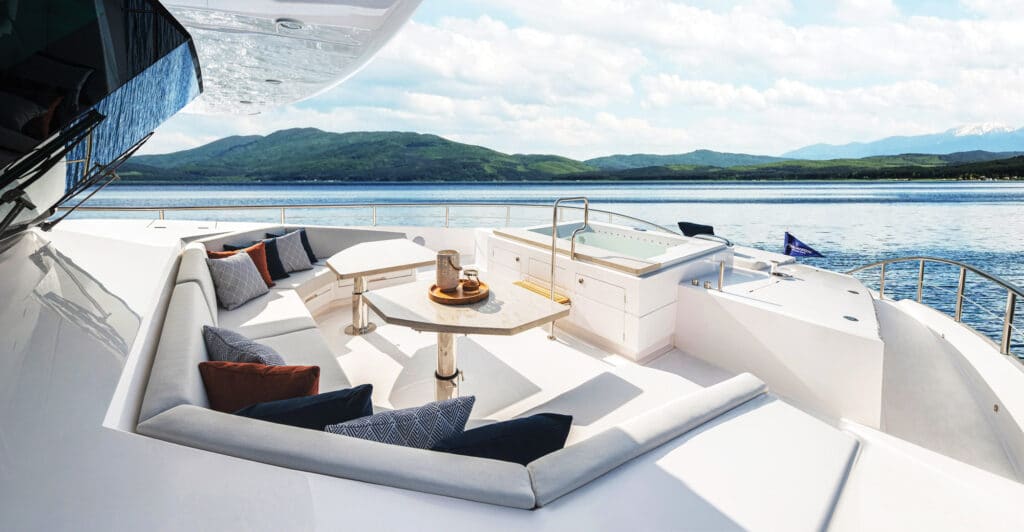 Horizon Yachts FD110 Trideck lounge