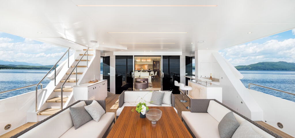 Horizon Yachts FD110 Trideck alfresco space