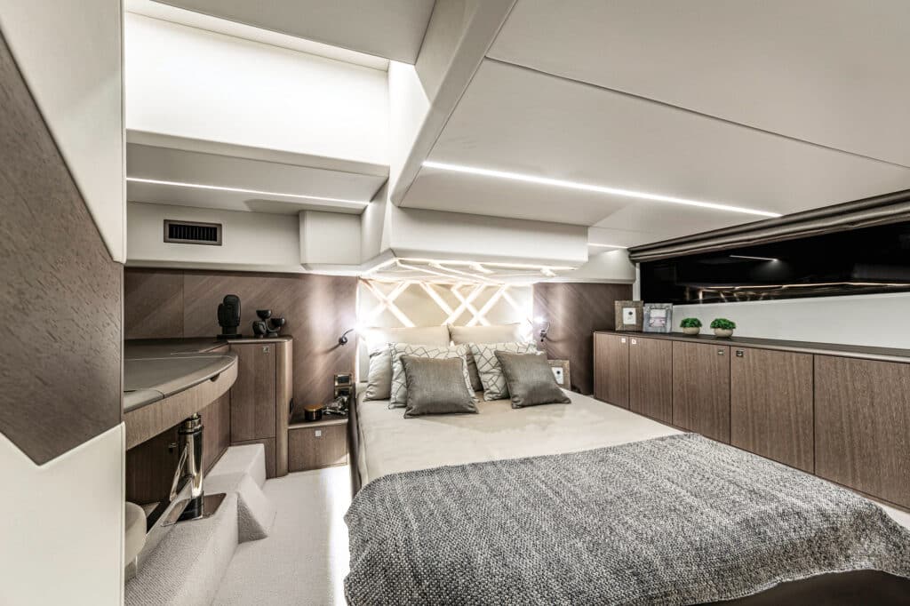 Galeon 440 Fly stateroom