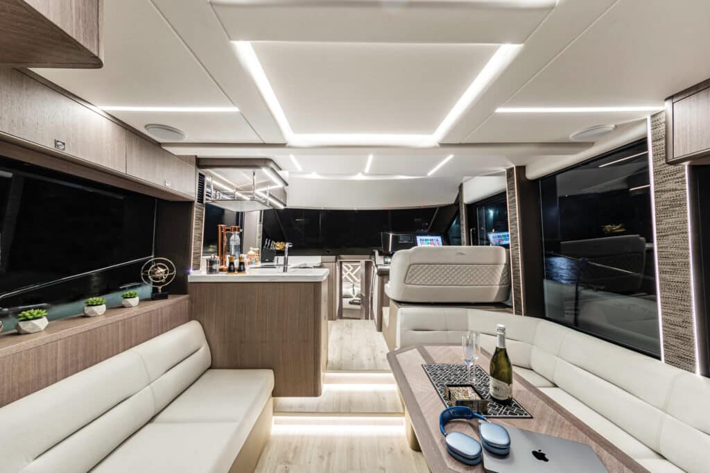 Galeon 440 Fly interior