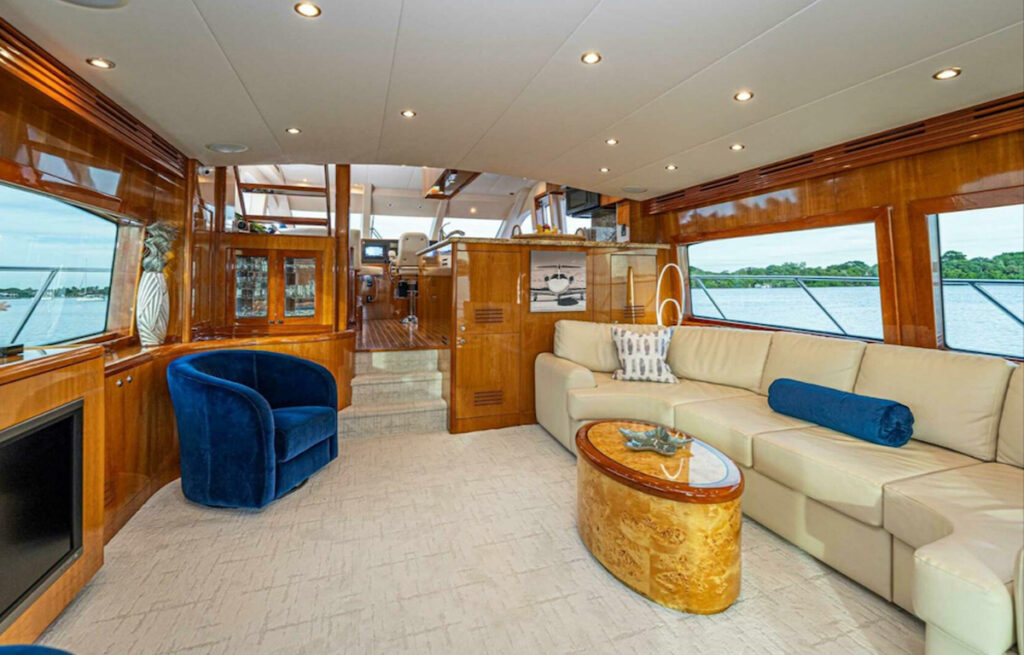 Hatteras 64 Pilot Lounge