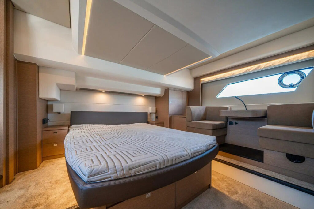 Prestige Yachts 560