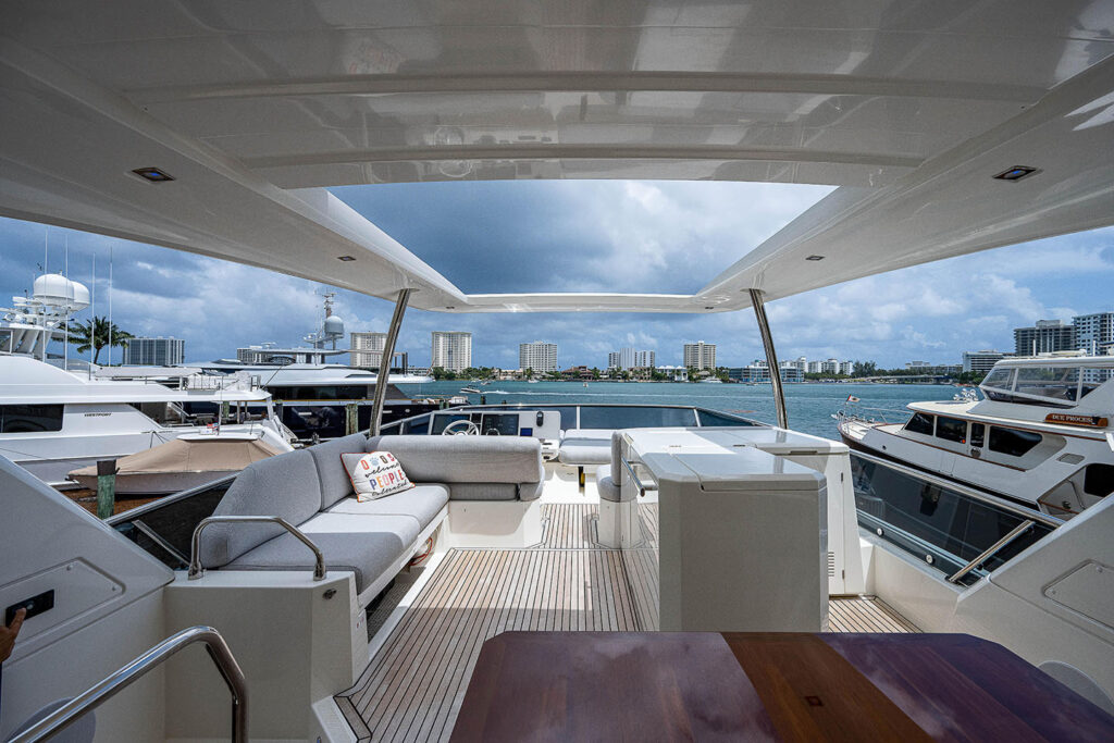 Prestige Yachts 630 Fly