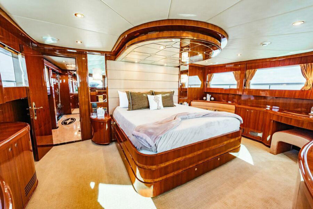 Hatteras 80 Outrageous