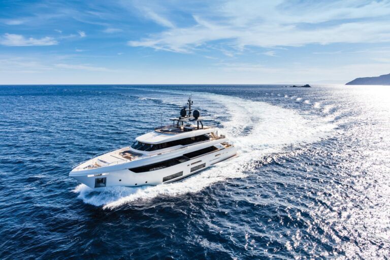 Custom Line Navetta 33