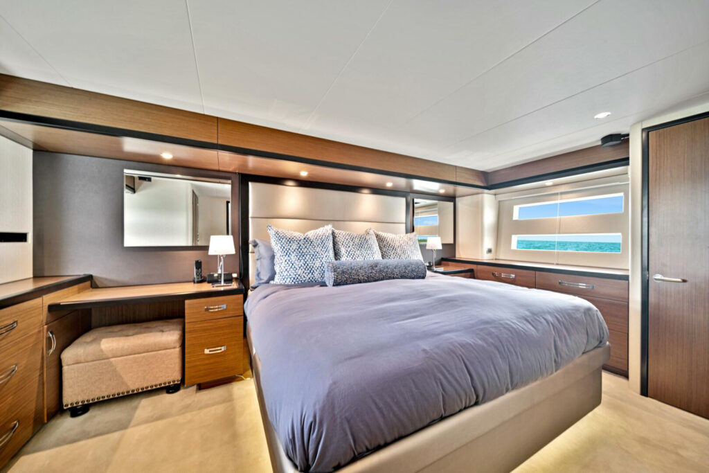 Hatteras 60 West