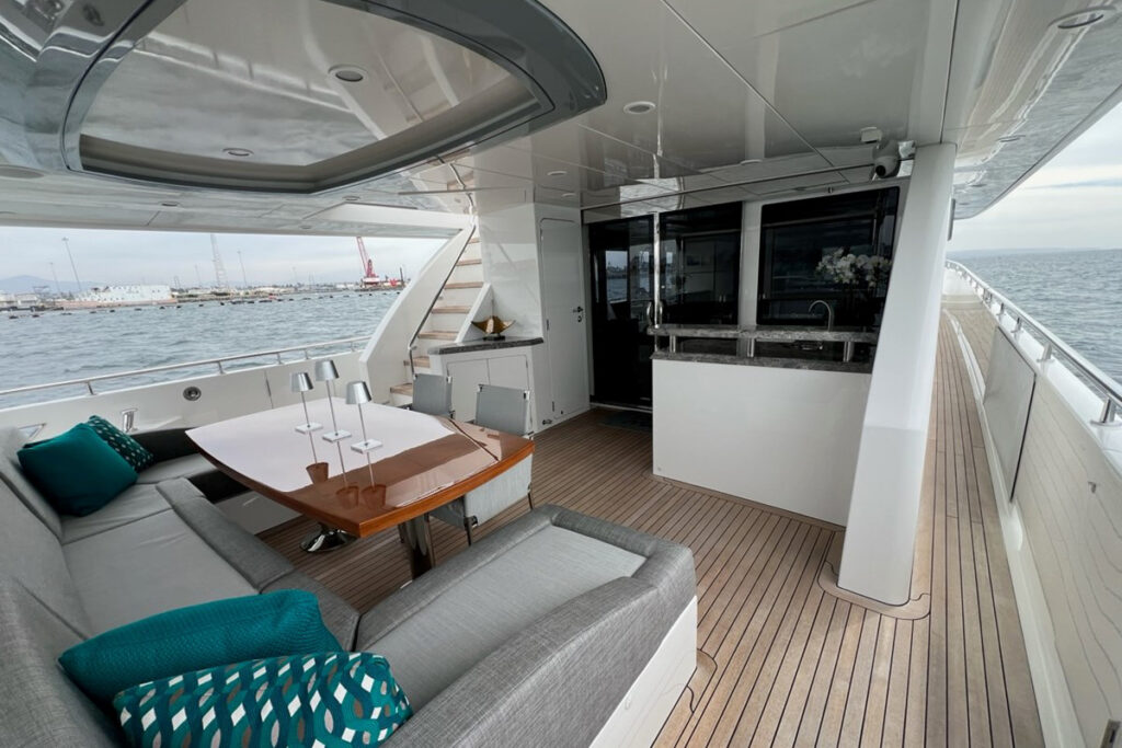 Ocean Alexander 85E Live Mas
