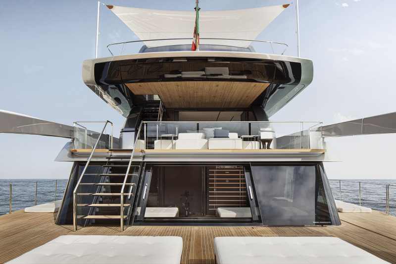 Sanlorenzo SX112 beach club