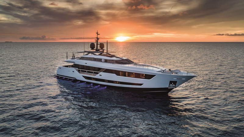 custom line 120 Planing Yacht