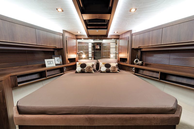 Galeon, 560 Skydeck, Flybridge, Boat Review