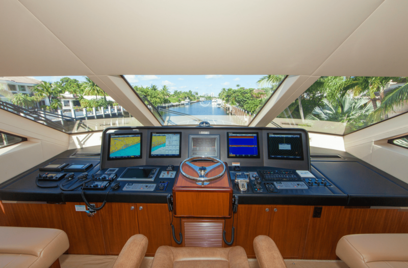 Hatteras 77 yacht Seas the Day