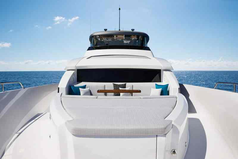 Hatteras M90