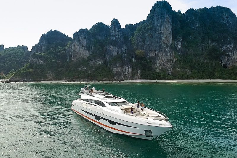 Numarine 105HT, Numarine Yachts, Express Cruiser, Flybridge