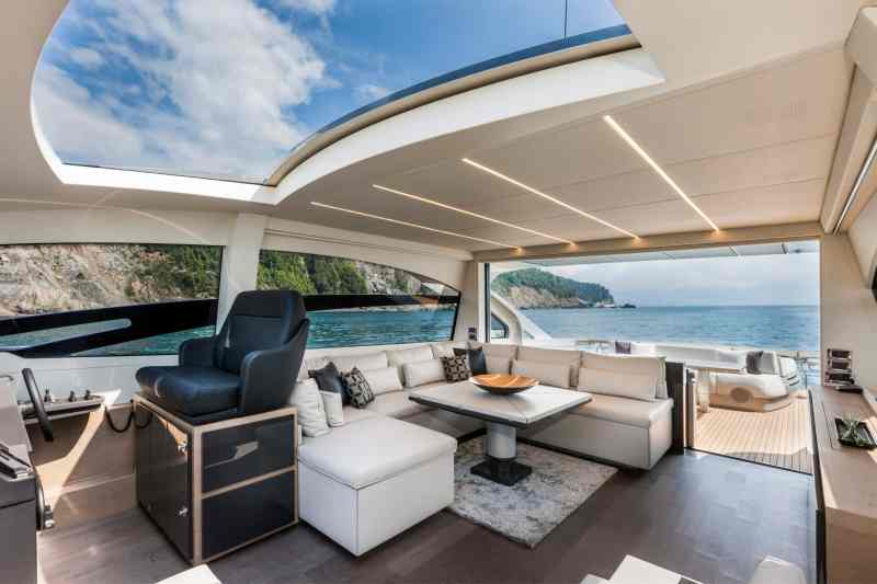 Pershing 70 Yacht