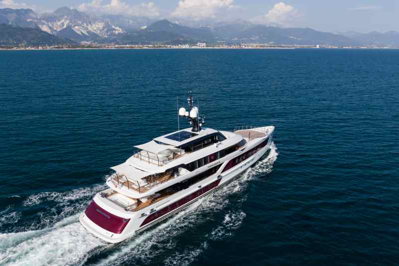 Quinta Essentia, Admiral Yachts