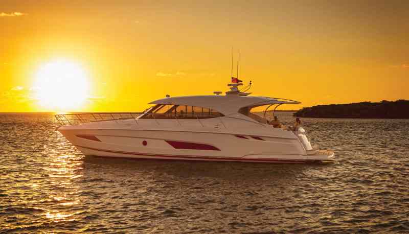 Riviera 5400 Sport Yacht