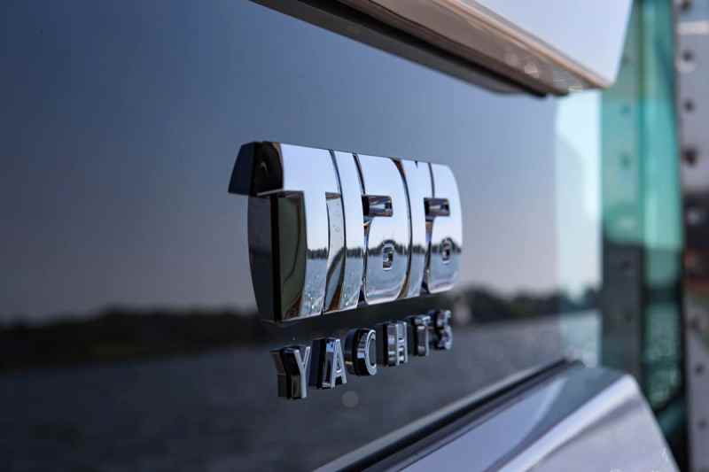 Tiara Q44