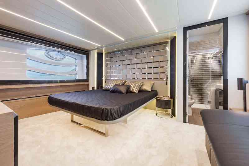 Pershing 70 Yacht