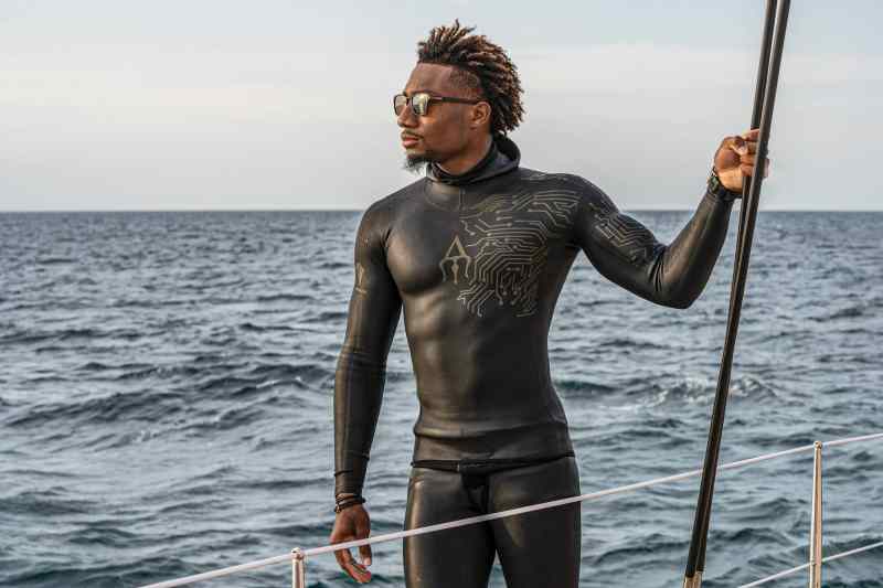 YTG1021_ISL_01 André Musgrove on a boat