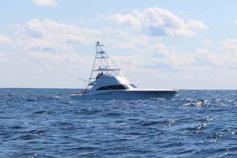 Trolling yacht