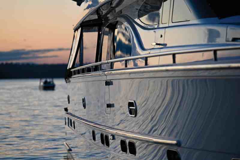 YTG1221_ELE_2 Yacht in the water