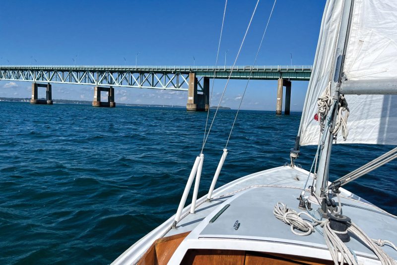 YTG0123_Silent-Running_01 Sailboat heading towards a bridge