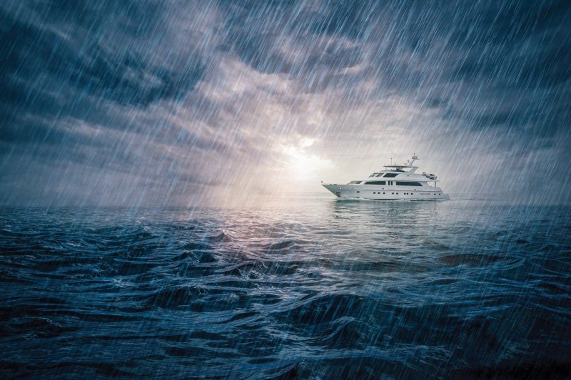 YTG0523_Electronics_01 Yacht on the water during a storm