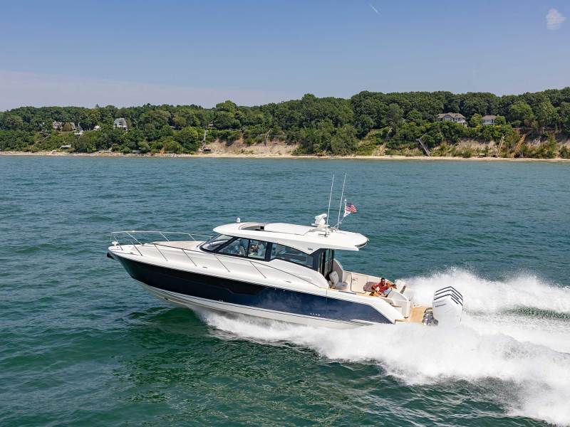 Tiara1023-48LE-8 Tiara 48 LE running inshore