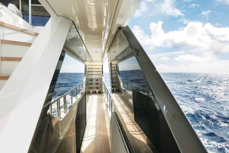 Ocean Alexander 32E side deck