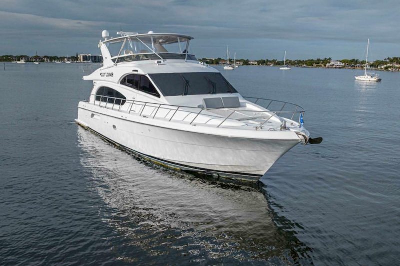 Hatteras 64 Pilot Lounge