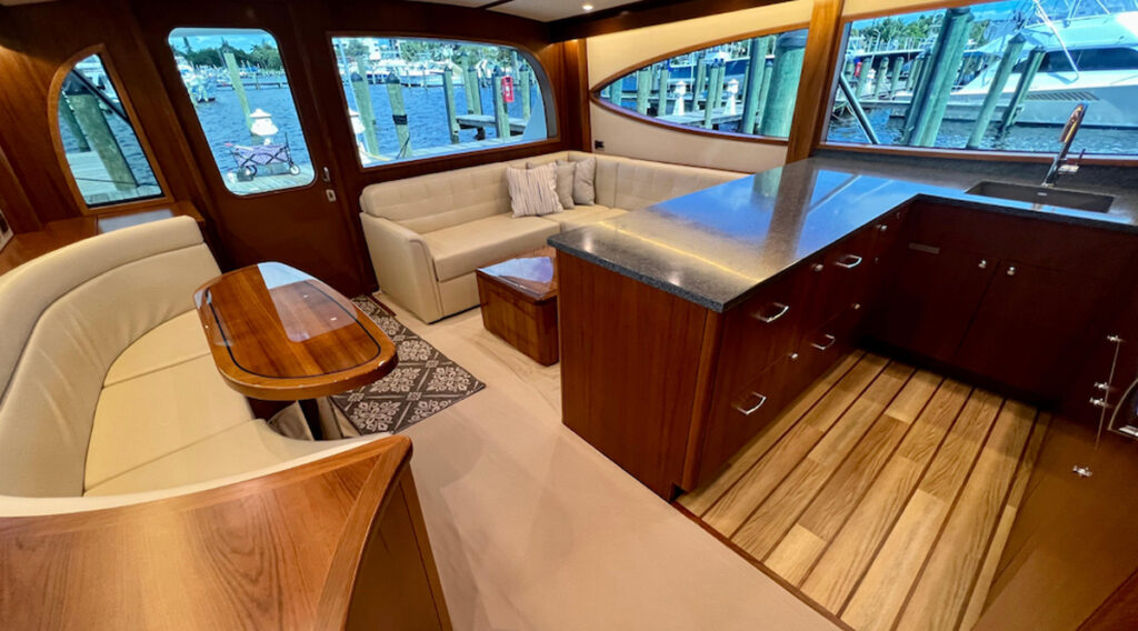 Hatteras Yachts GT59