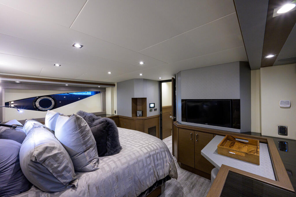 Marquis 660 Sport Yacht