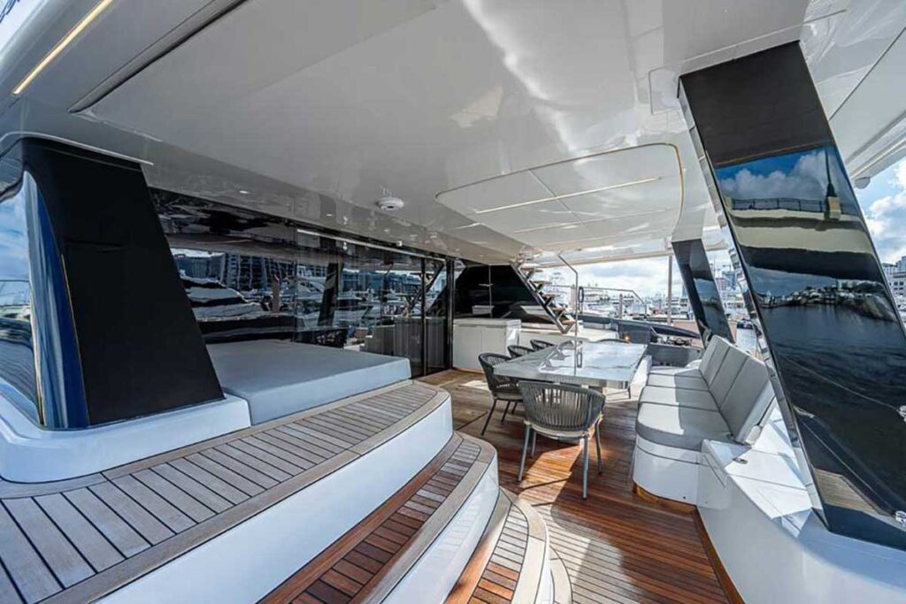 Sunreef 60 Power Nero cockpit
