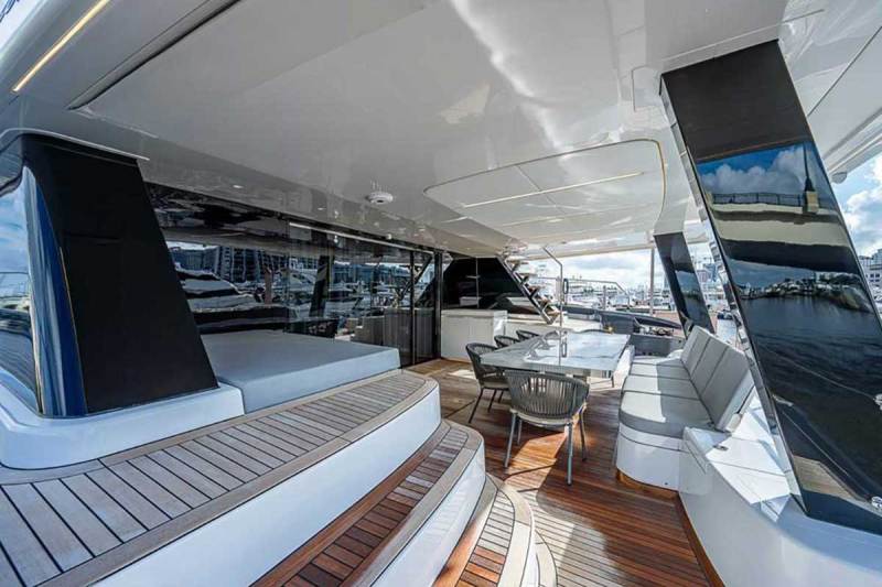 Sunreef 60 Power Nero cockpit