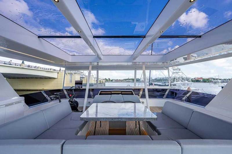 Sunreef 60 Power Nero dinette
