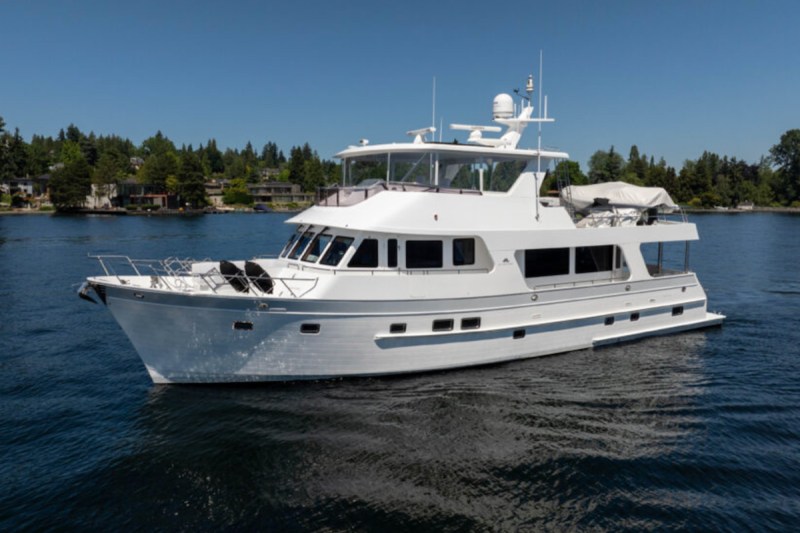 Outer-Reef-720-Smile-1 Outer Reef 720 Flybridge