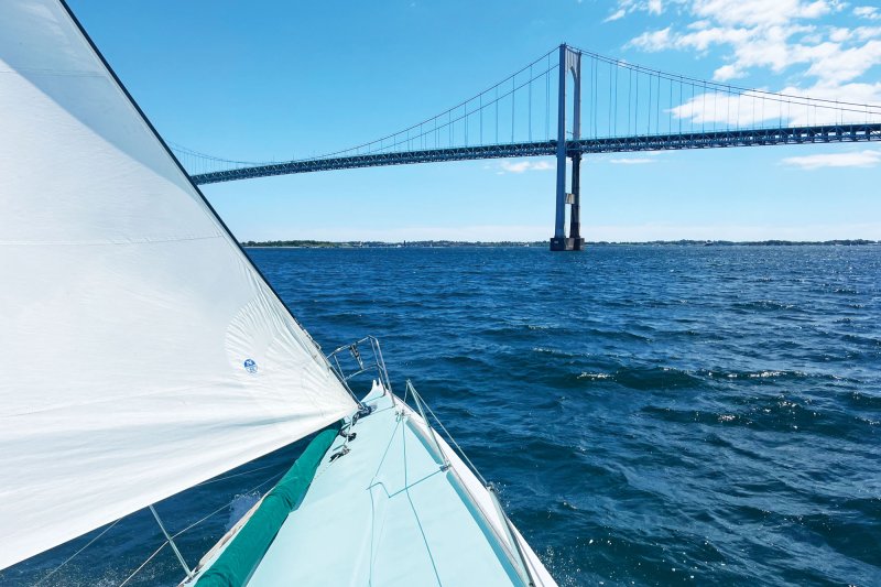 YTG0924_Silent-Running_1 Sailing toward Newport Bridge