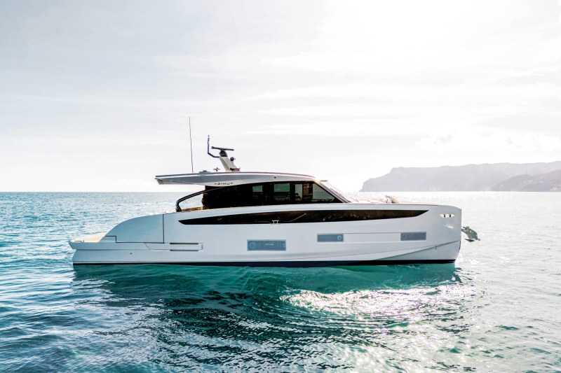 YTG0924_New-Yachts_1 Azimut Seadeck 6