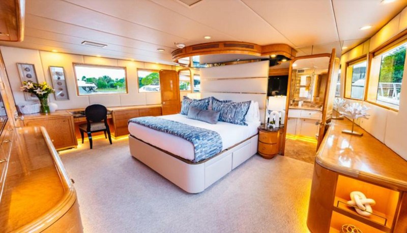130-foot Hatteras Lone Star