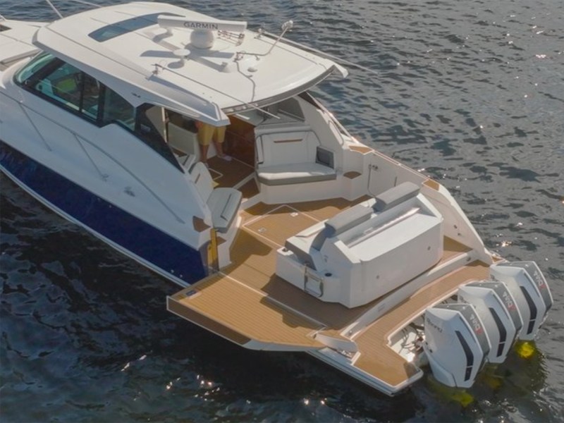 Tiara Yachts 43 LE cockpit