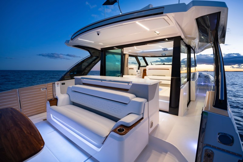 Tiara-56-LS-Cockpit-and-Salon Tiara 56 LS
