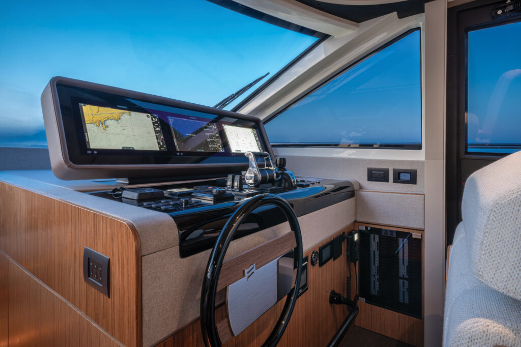 Ferretti Yachts 670