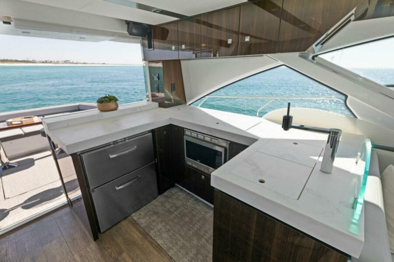 Cruisers Yachts 60 Fly Miss Tracy Lane