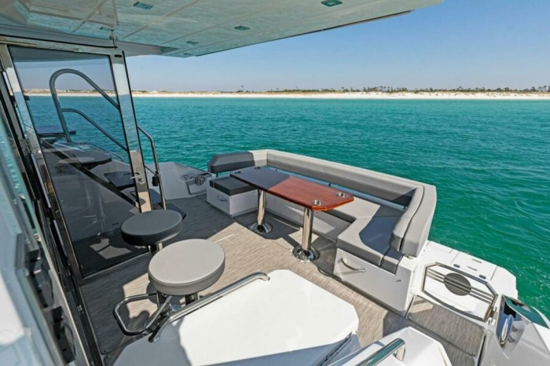 Cruisers Yachts 60 Fly Miss Tracy Lane