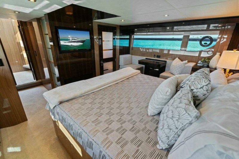 Cruisers Yachts 60 Fly Miss Tracy Lane