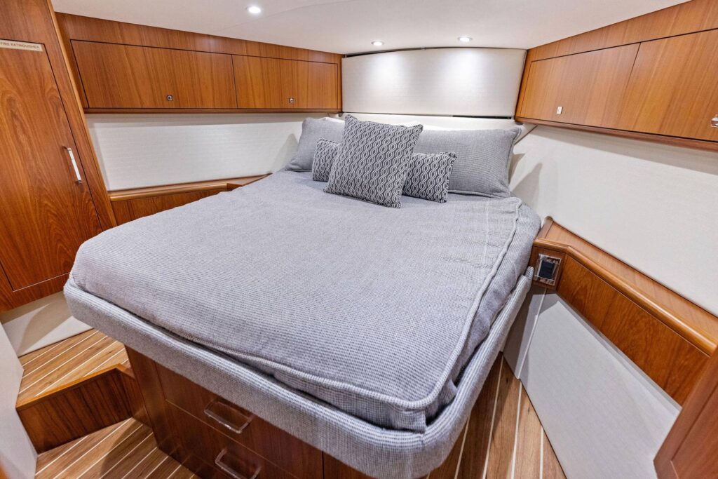 Hatteras GT45X express sport-fisher