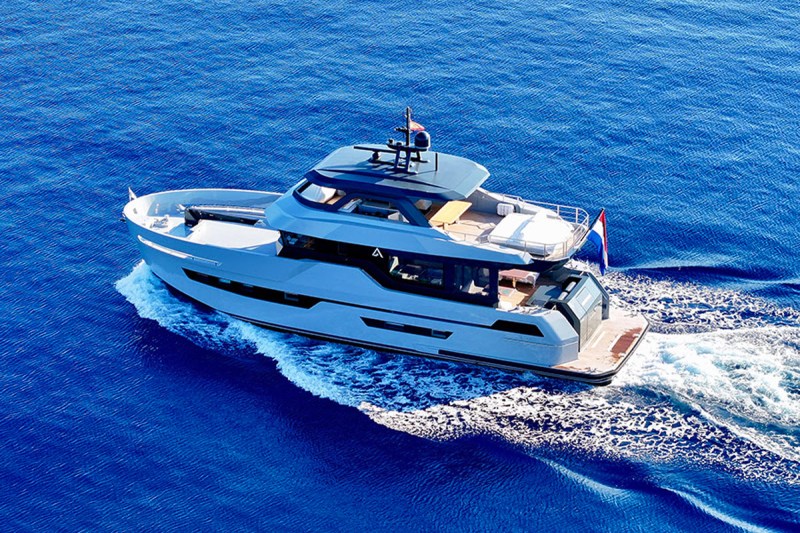 Outer Reef Adventure 780